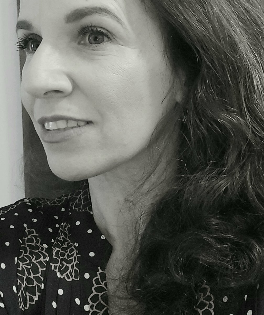 Eileen Mora Curadora- Curador